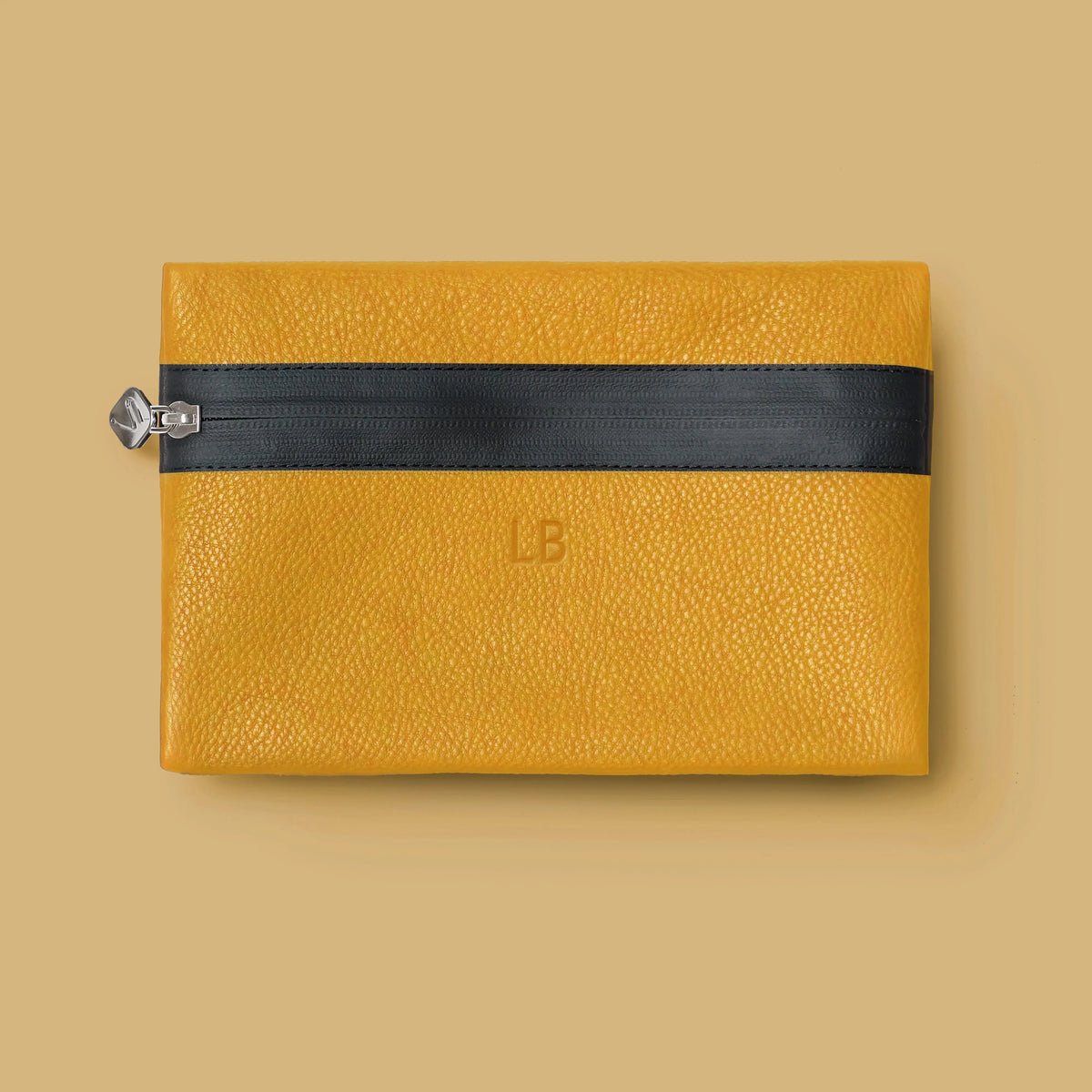 Kabeltasche aus gelbem Leder mit eingeprägten Initialen