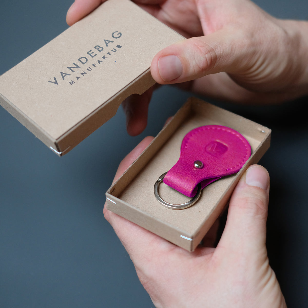 neonpinker Schlüsselanhänger für Airtags aus Leder in Produktbox