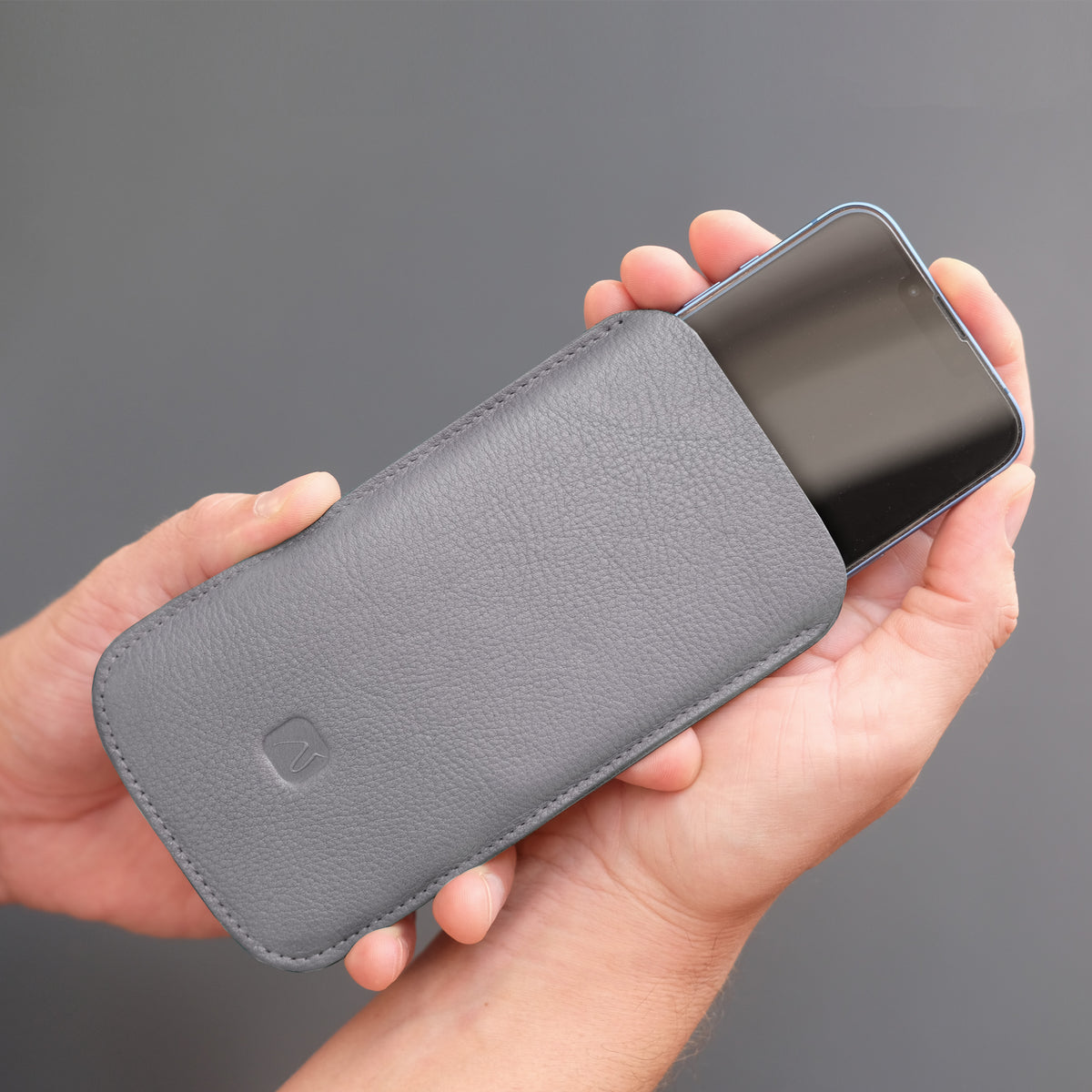 Handy Sleeve aus Leder GRAU
