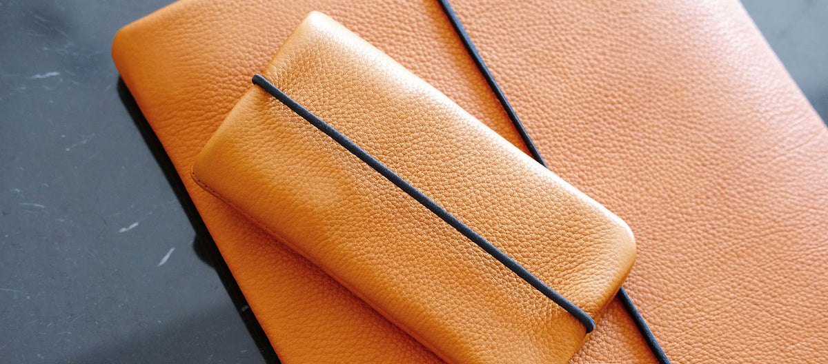 maßgeschneiderte Handyhülle aus orangefarbenem Leder