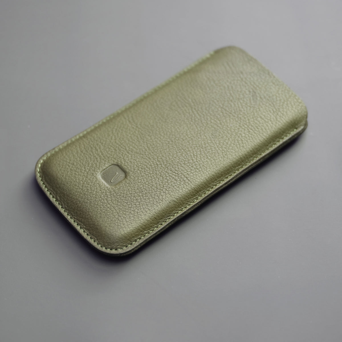 iPhone Hülle aus Leder in Khakigrün