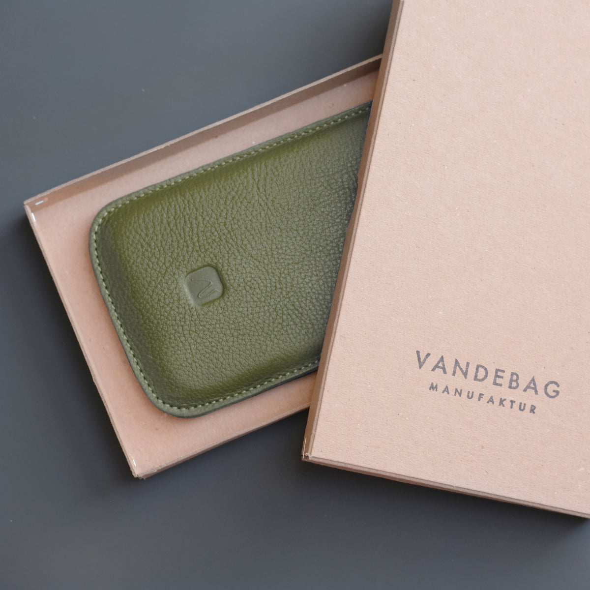 Geschenk Karton mit khakifarbenem iPhone Case