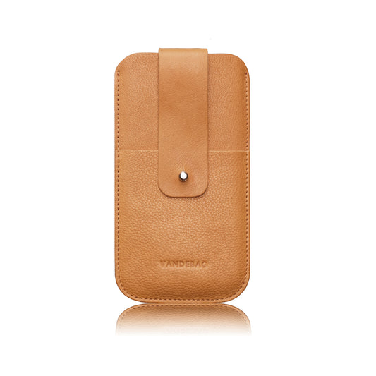 Handy Sleeve aus hellbraunem Leder mit Verschlusslasche