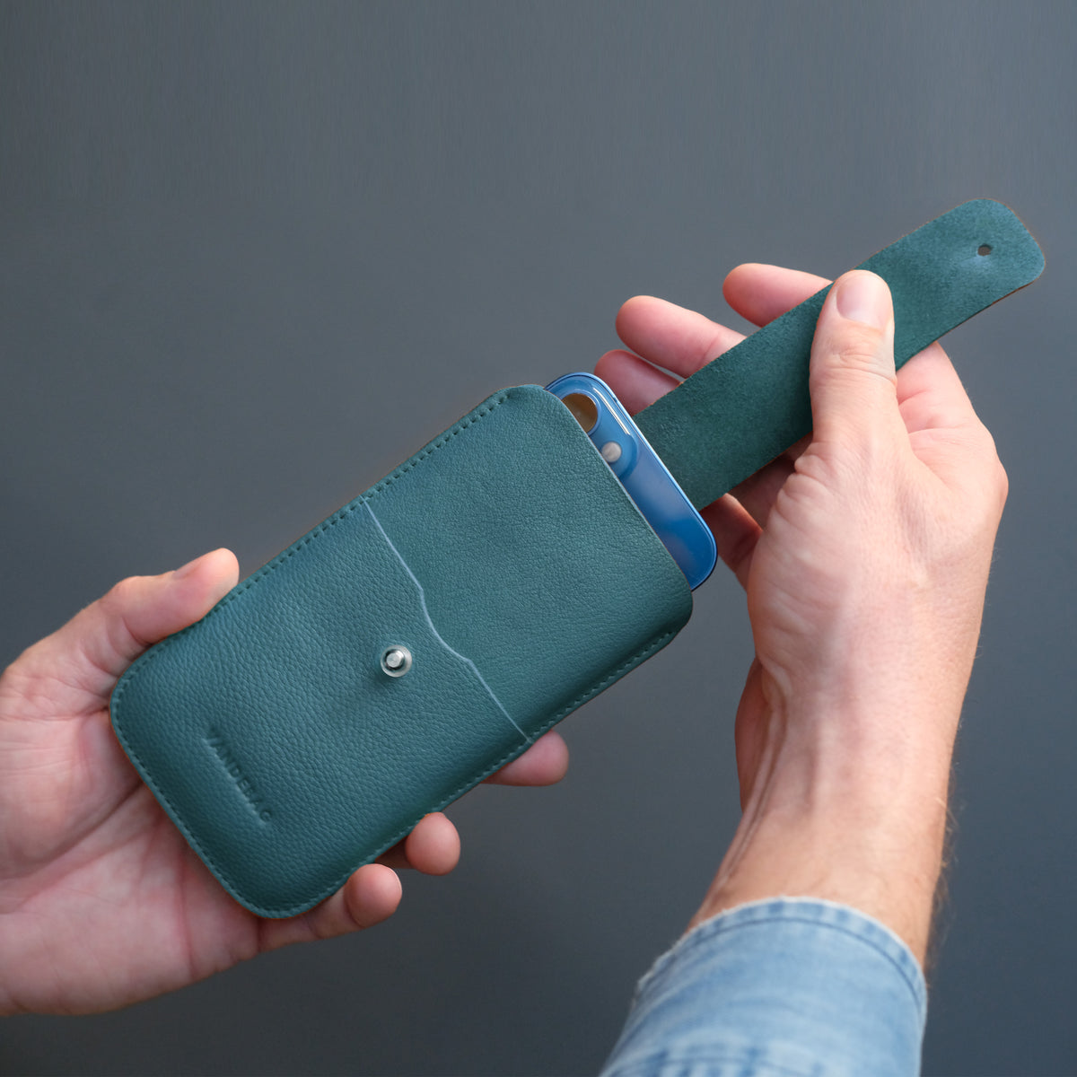 handysleeve aus petrolgrünem leder mit zuglasche