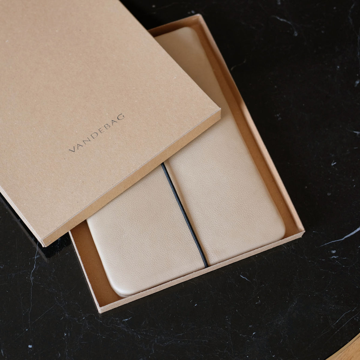 beigefarbene Laptop Hülle aus Leder