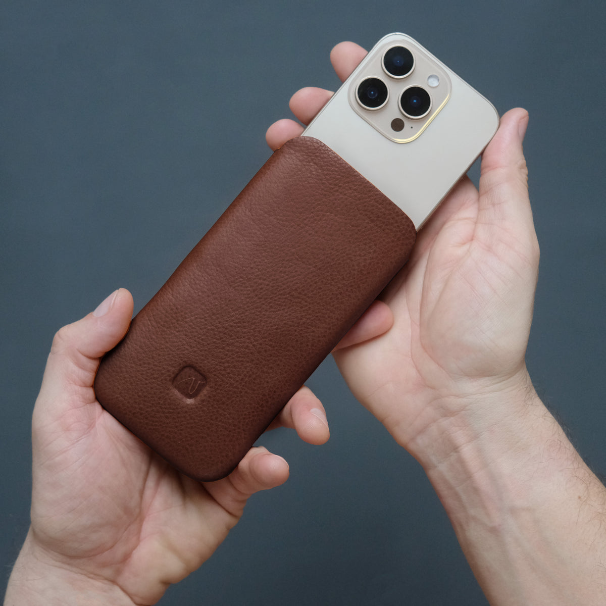 Slim Sleeve - iPhone Hülle NUSSBRAUN