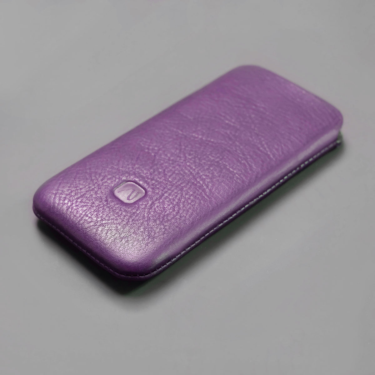 dünnes iPhone Sleeves aus lila Leder