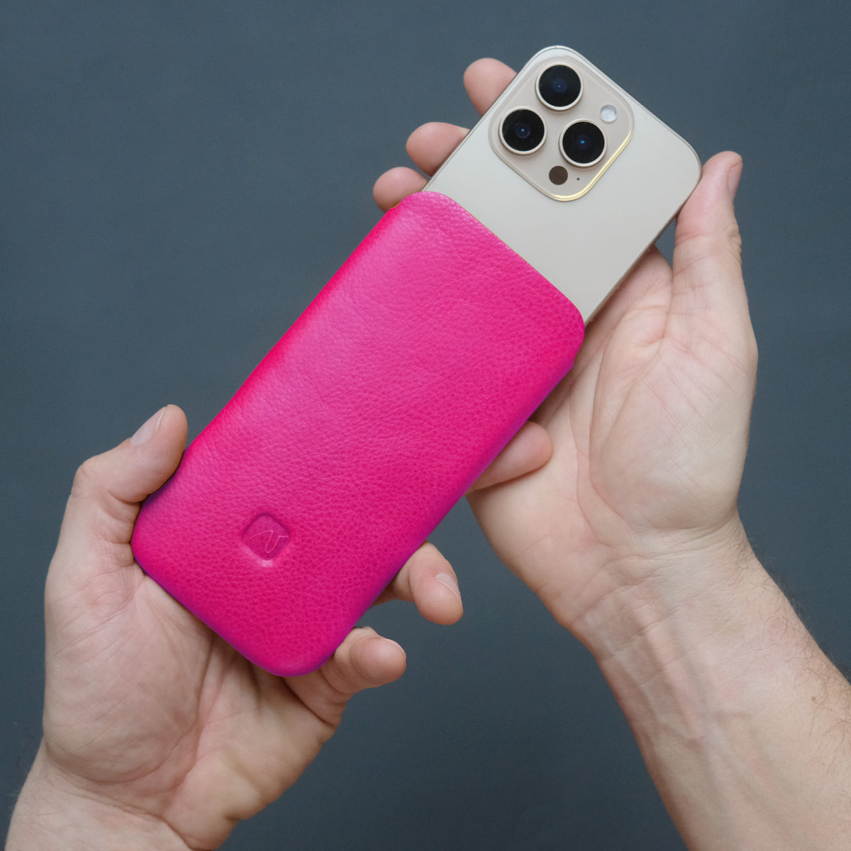 pinkes iPhone Sleeve aus Leder