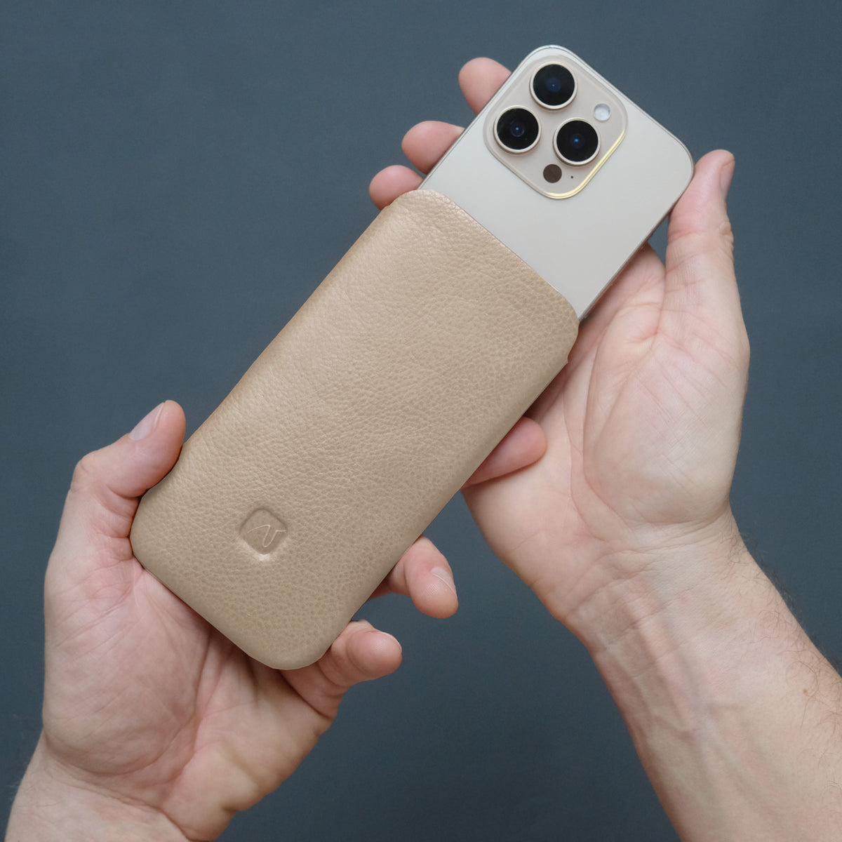 iPhone Slim Sleeve aus sandfarbenem Leder