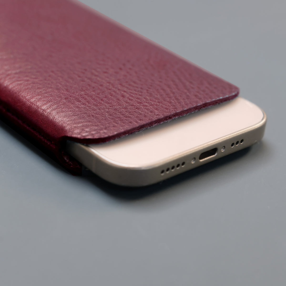 superdünne iPhone Hülle aus weinrotem Leder