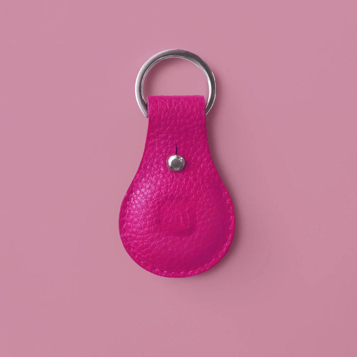 Airtag Anhänger aus Leder in pink mit silbernem Schlüsselanhänger
