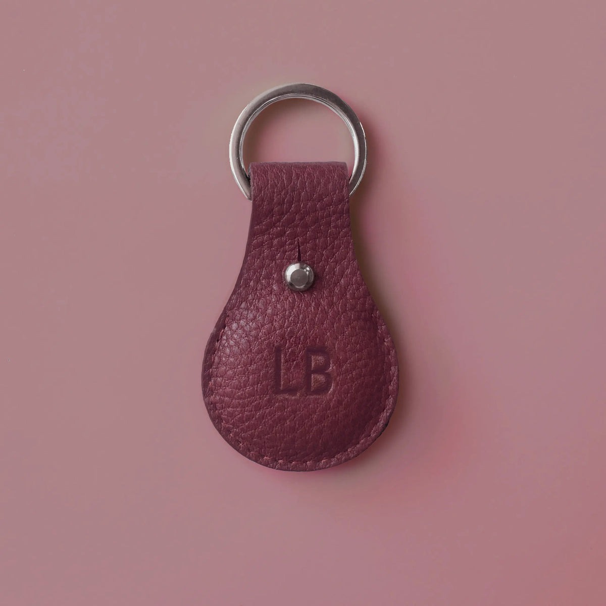 weinrote Lederhülle für Airtags mit Personalisierung