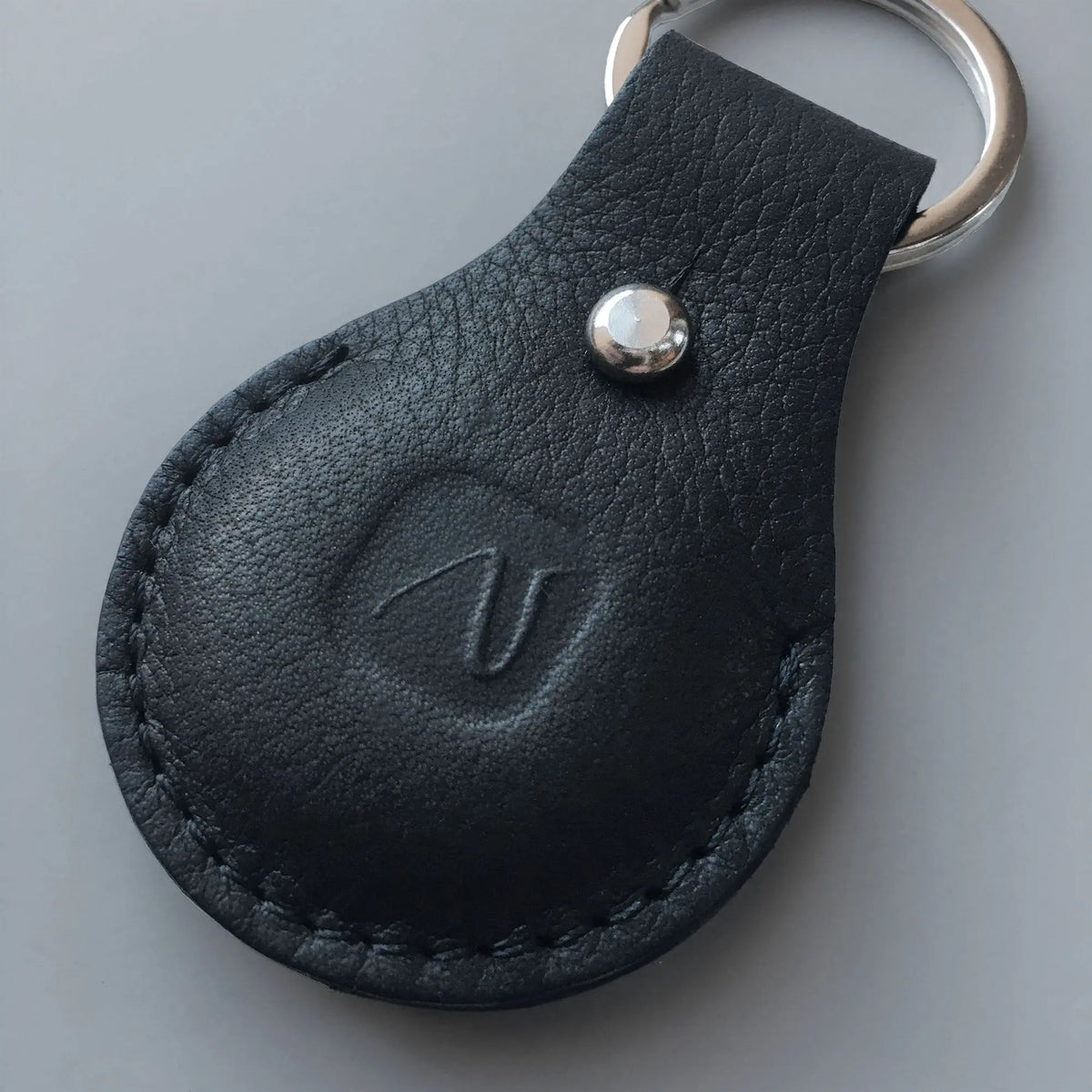 Airtag Anhänger aus Leder in schwarz mit silbernem Schlüsselring