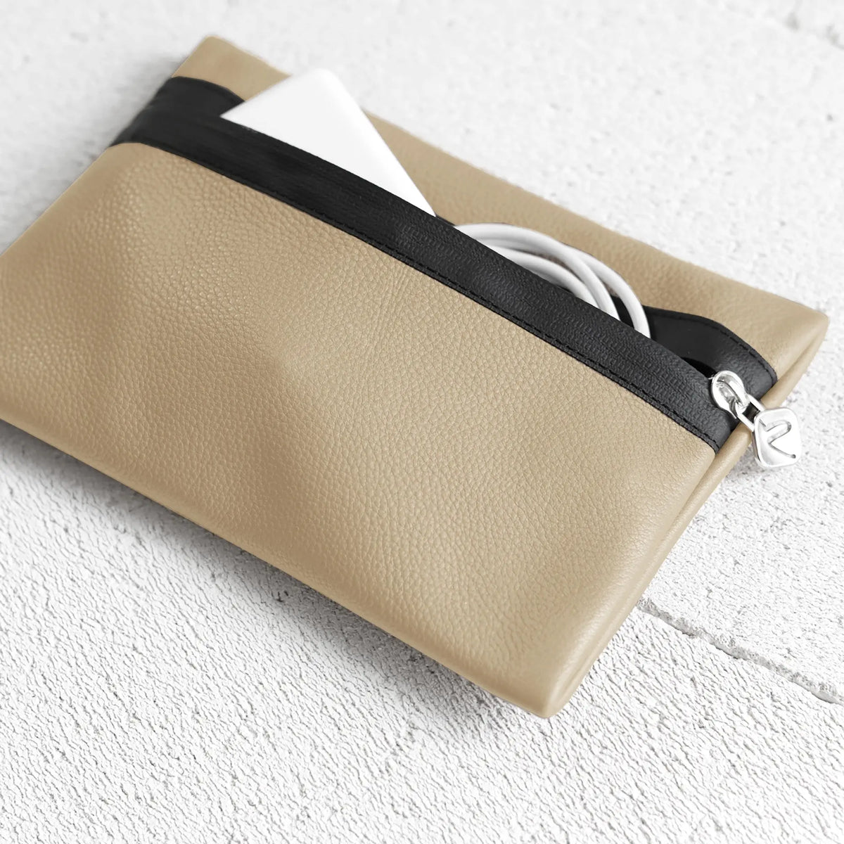 sandfarbene Leder-Kabeltasche mit Charger 