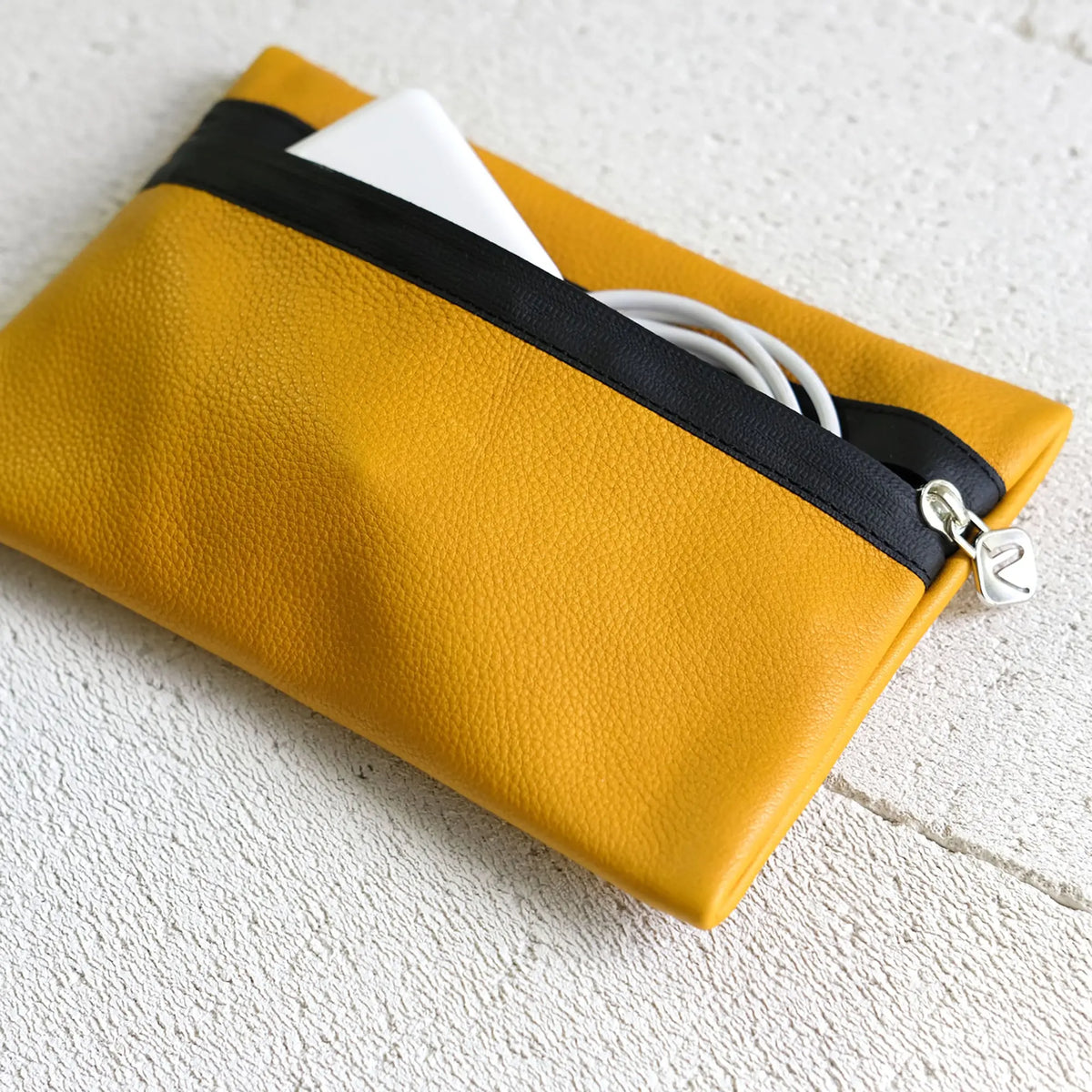 Kabeltasche aus gelbem Leder mit Charger
