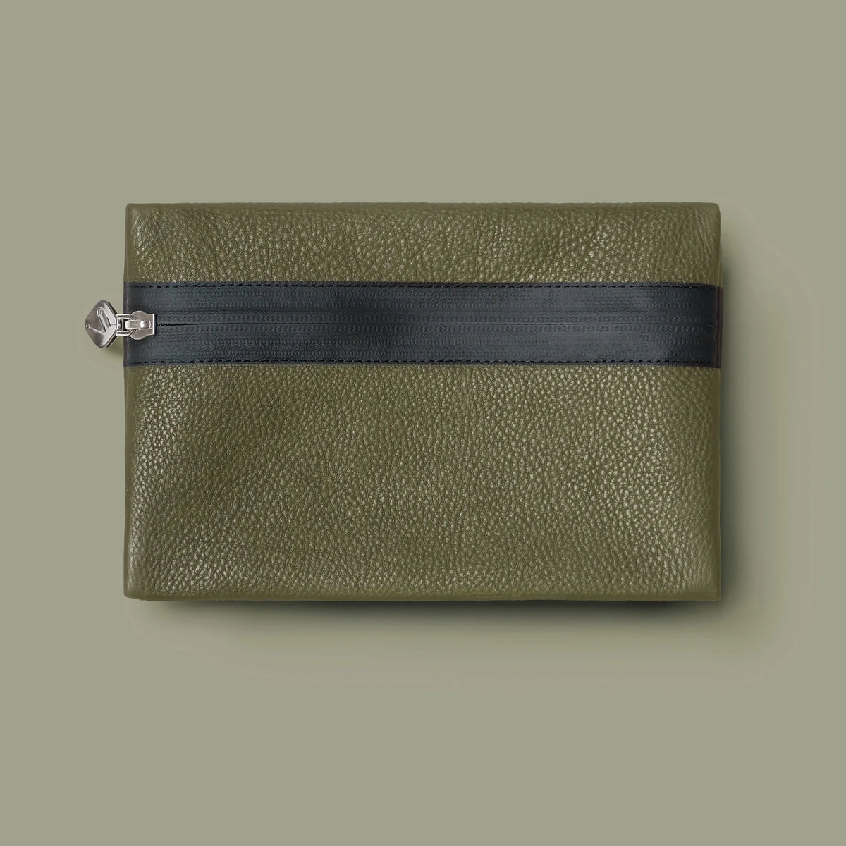 olivgrüne Ledertasche für Maus und Kabel von Vandebag