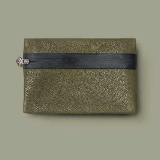 olivgrüne Ledertasche für Maus und Kabel von Vandebag