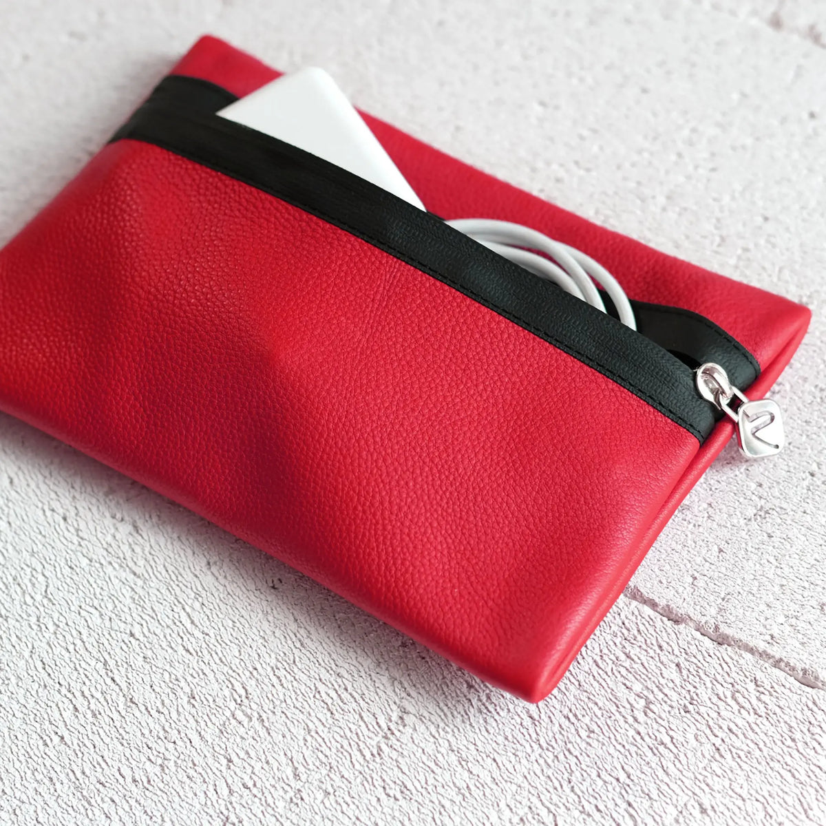 Kabeltasche aus rotem Leder mit Charger und Kabel